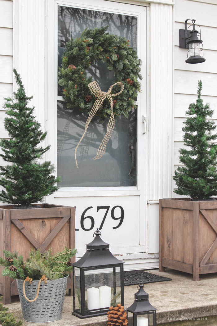 Take a tour of this Indiana farmhouse all dressed up for the holidays! See more photos at LoveGrowsWild.com